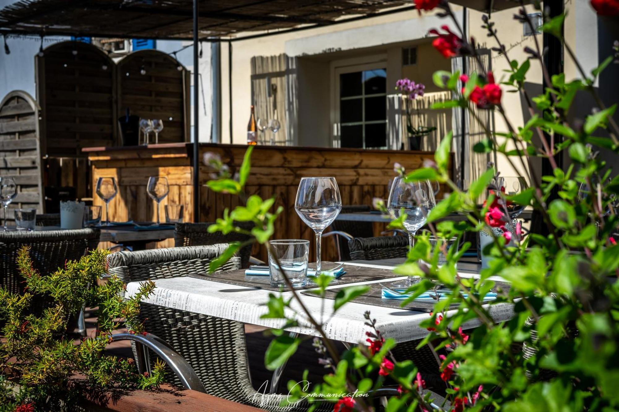 Logis Du Champ De Mars Hotel Puy-Saint-Martin Eksteriør billede